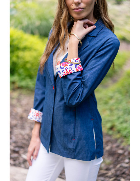 Blazer denim con detalles en contraste