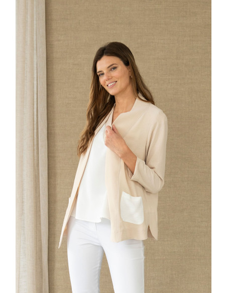 Chaqueta abierta fluida con bolsillos en contraste