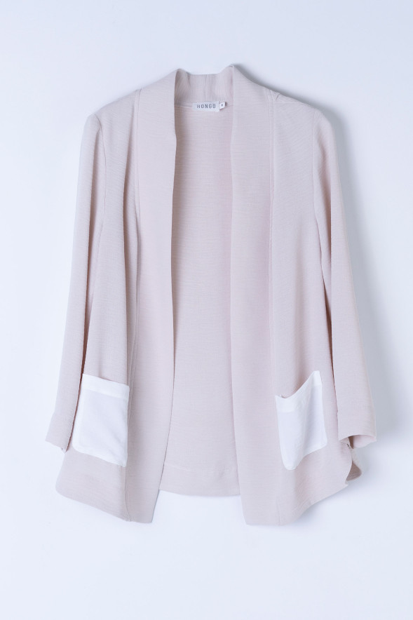 Chaqueta abierta fluida con bolsillos en contraste