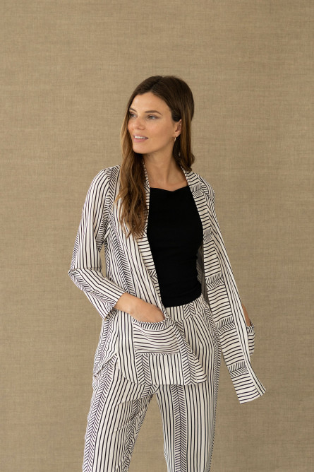 Chaqueta abierta fluida estampada de rayas