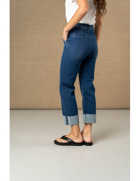 Vaquero cropped con bajo vuelto