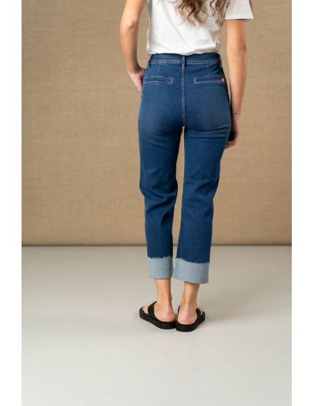 Vaquero cropped con bajo vuelto
