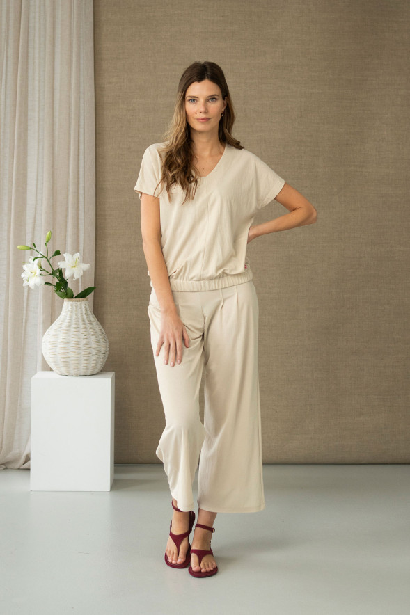 Pantalón fluido cropped en beige