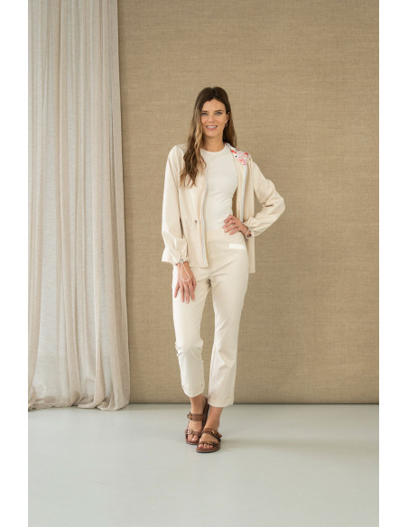 Pantalón beige con bolsillo en contraste