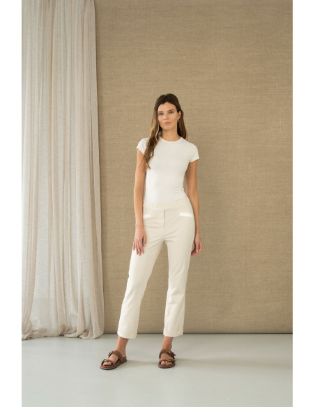 Pantalón beige con bolsillo en contraste