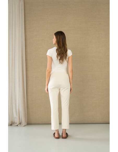 Pantalón beige con bolsillo en contraste