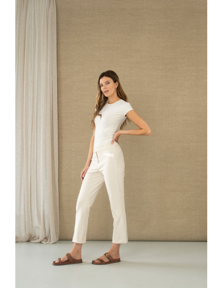 Pantalón beige con bolsillo en contraste