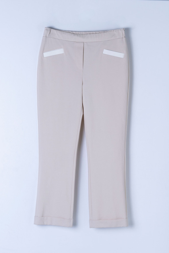 Pantalón beige con bolsillo en contraste