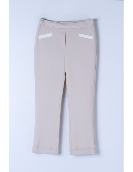 Pantalón beige con bolsillo en contraste