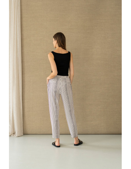 Pantalón recto de tiro medio con dibujo de rayas