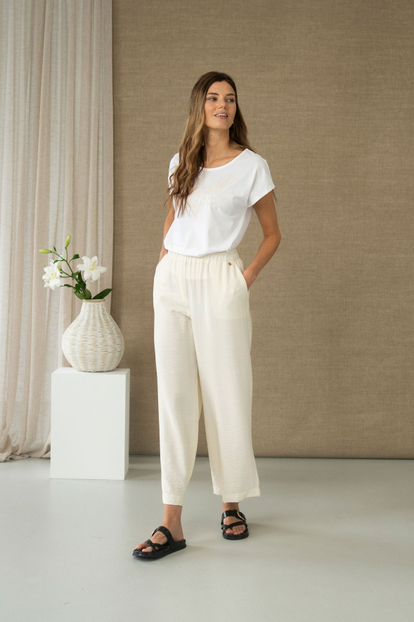 Camiseta blanca con bordado central