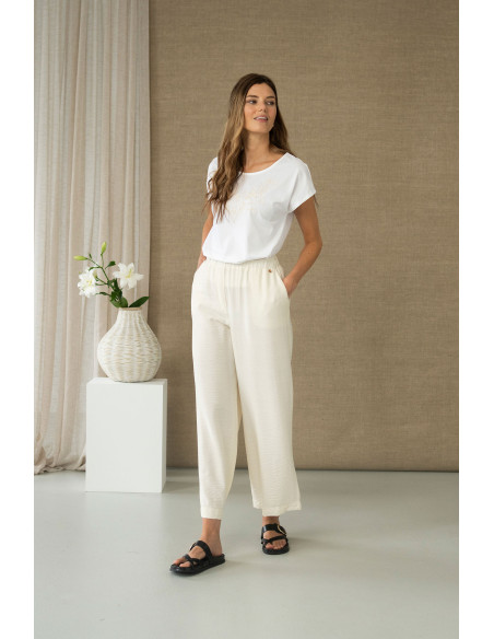 Camiseta blanca con bordado central