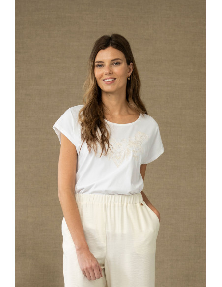 Camiseta blanca con bordado central
